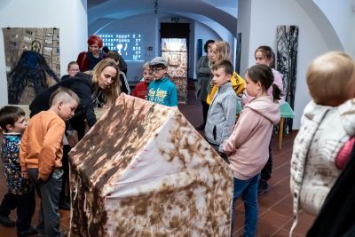 Dětská galerie Lapidárium, komentovaná prohlídka pro děti s Olgou Paštékovou ve výstavě Mezisvěty